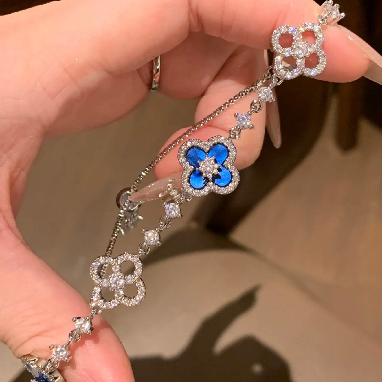 ¡®Glow Jewelry¡¯CLOVER 5 MOTIF PINK BLUE RED WHITE BRACELET