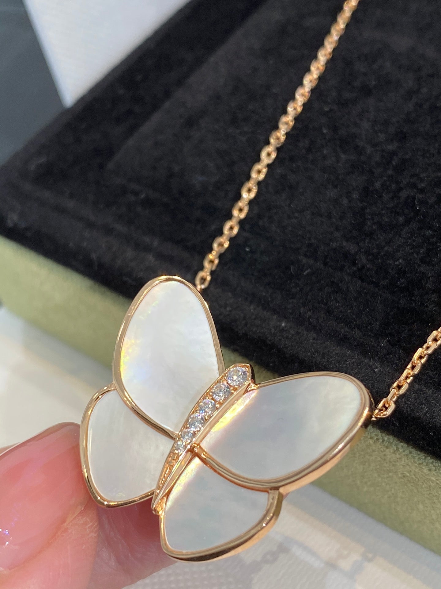 [Glow Jewelry]BUTTERFLY GOLD MOP DIAMOND NECKLACE
