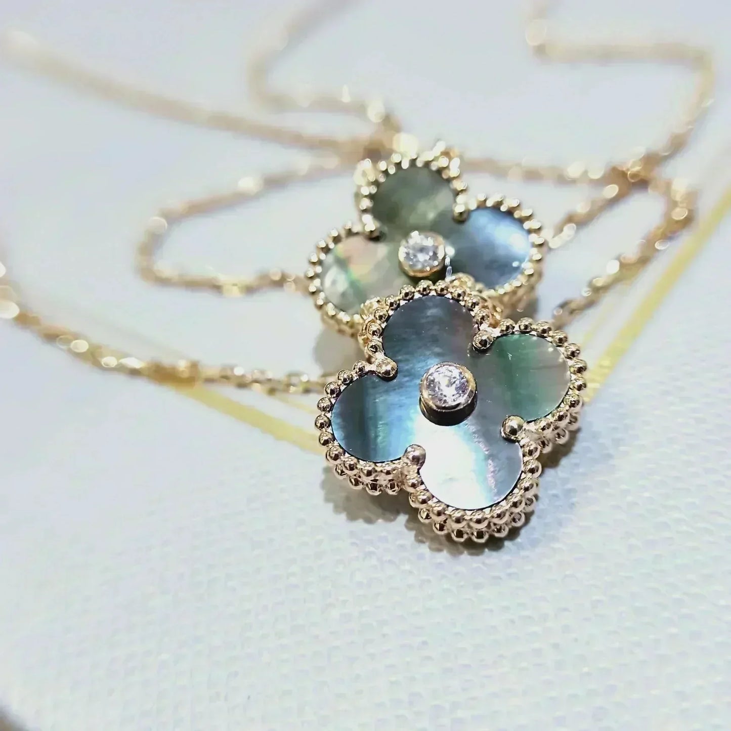[Glow Jewelry]CLOVER 15MM DIAMOND AND MOTHER-OF-GREY NECKLACE