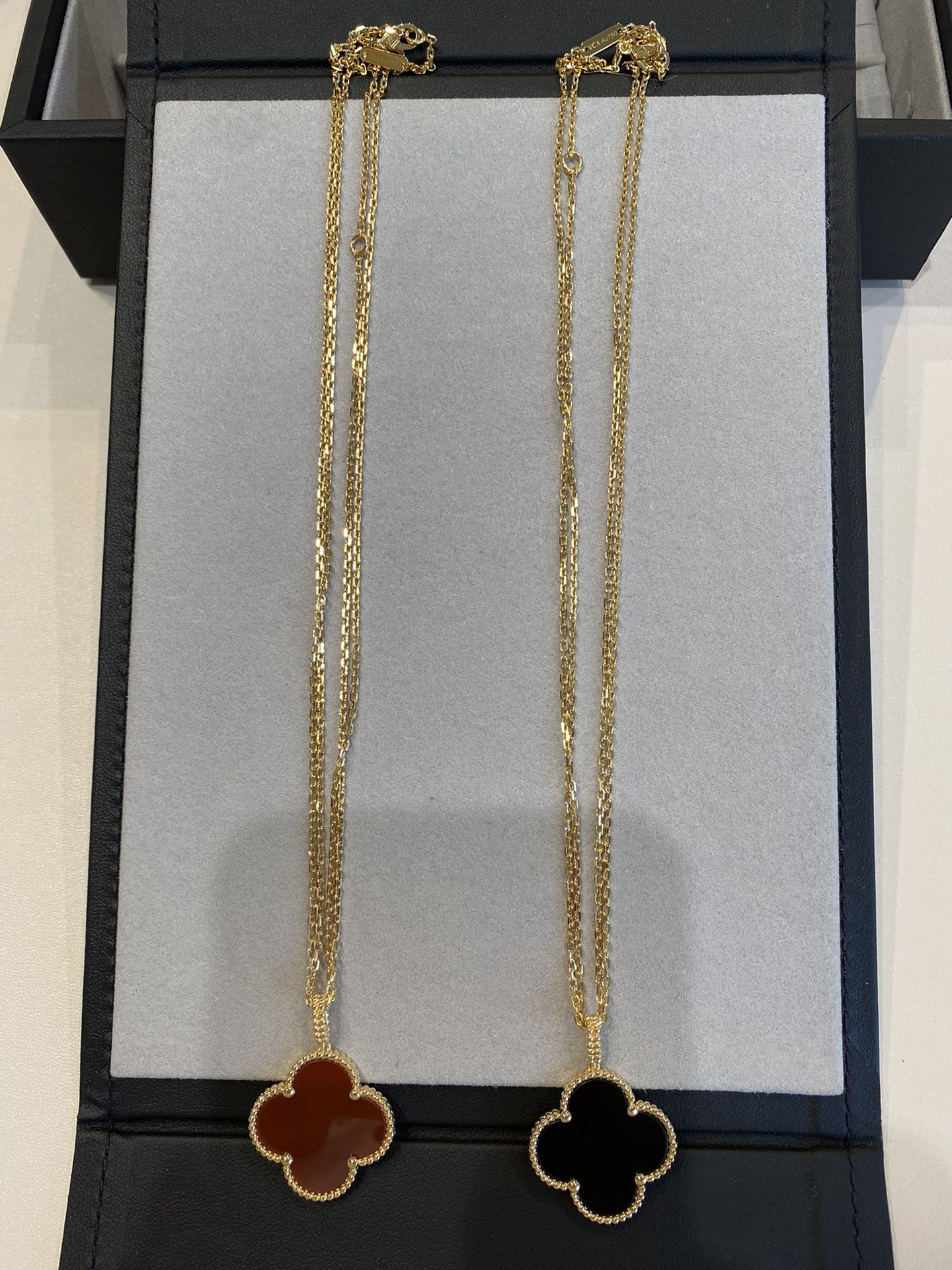 ¡®Glow Jewelry¡¯CLOVER 25MM NECKLACE GOLD CARNELIAN