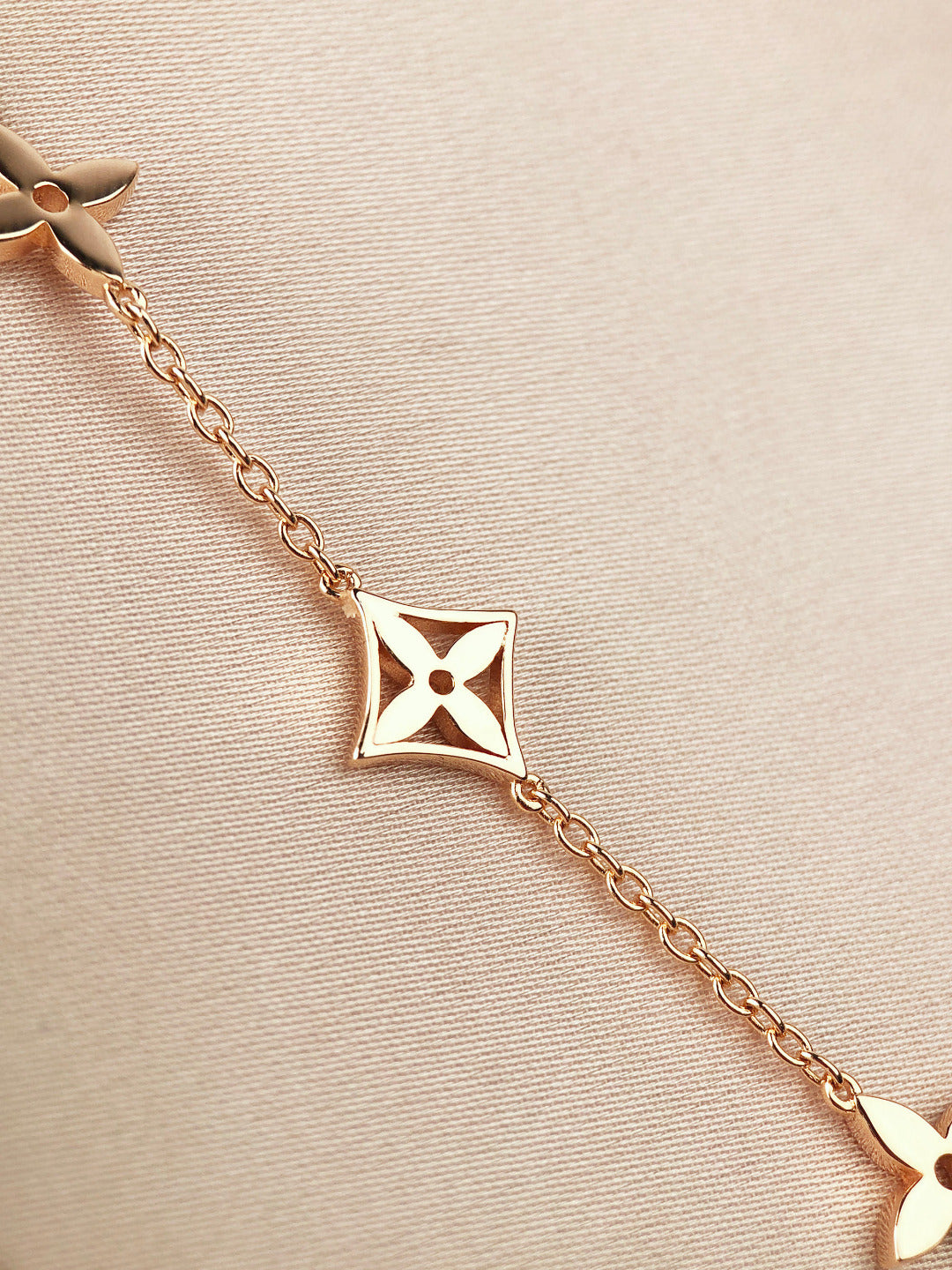 ¡®Glow Jewelry¡¯STAR AND SUN 7 MOTIFS GOLD BRACELET