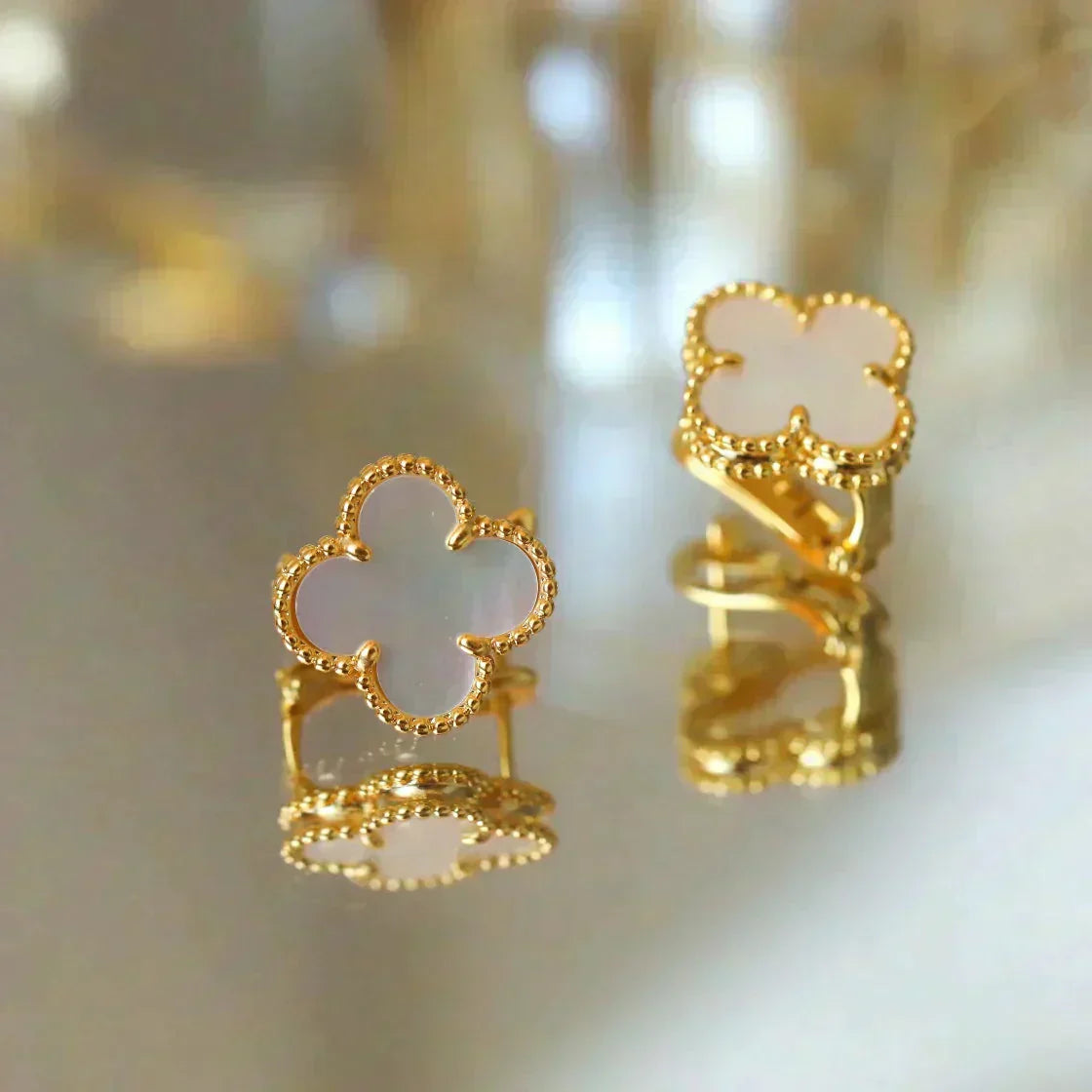 ¡®Glow Jewelry¡¯CLOVER MEDIUM 1 MOTIFS  WHITE MOP STUD EARRINGS
