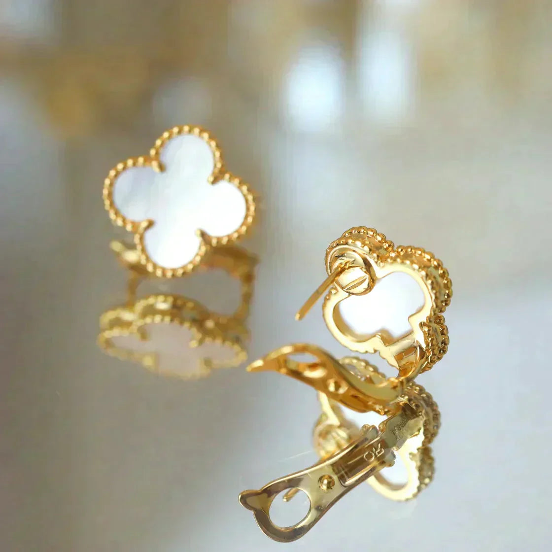 [Glow Jewelry]CLOVER MEDIUM 1 MOTIFS  WHITE MOP STUD EARRINGS