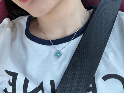 ¡®Glow Jewelry¡¯CLOVER 1 DIAMOND LIGHT BLUE SILVER NECKLACE
