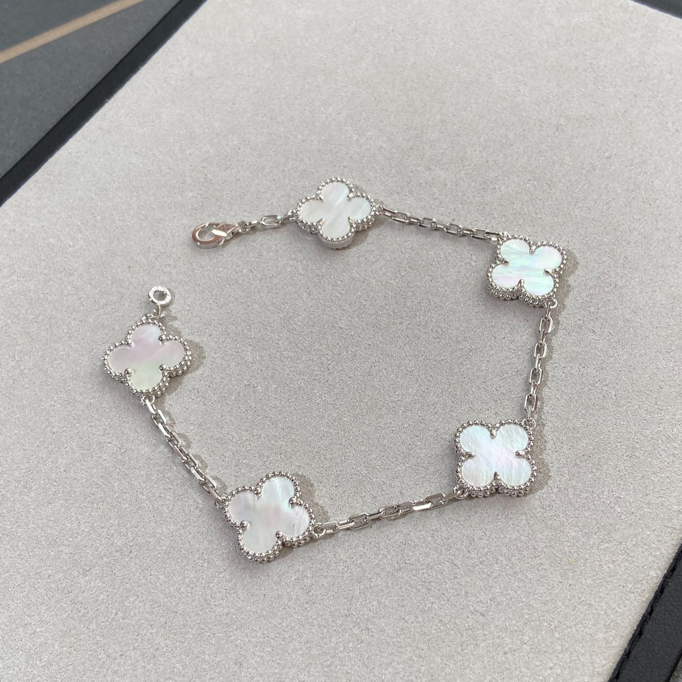 [Glow Jewelry]New CLOVER WHITE PEARL MOP 5 MOTIF BRACELET COLLECTION