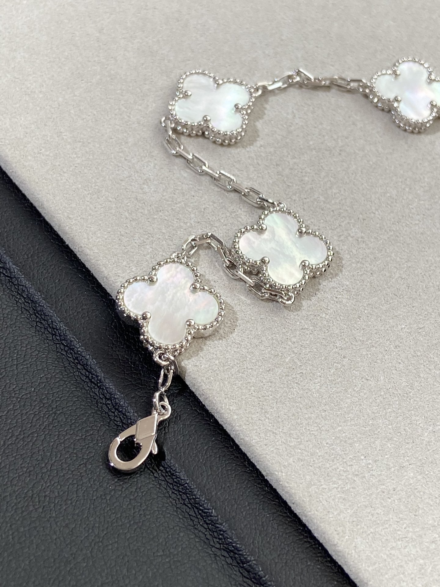 [Glow Jewelry]New CLOVER WHITE PEARL MOP 5 MOTIF BRACELET COLLECTION