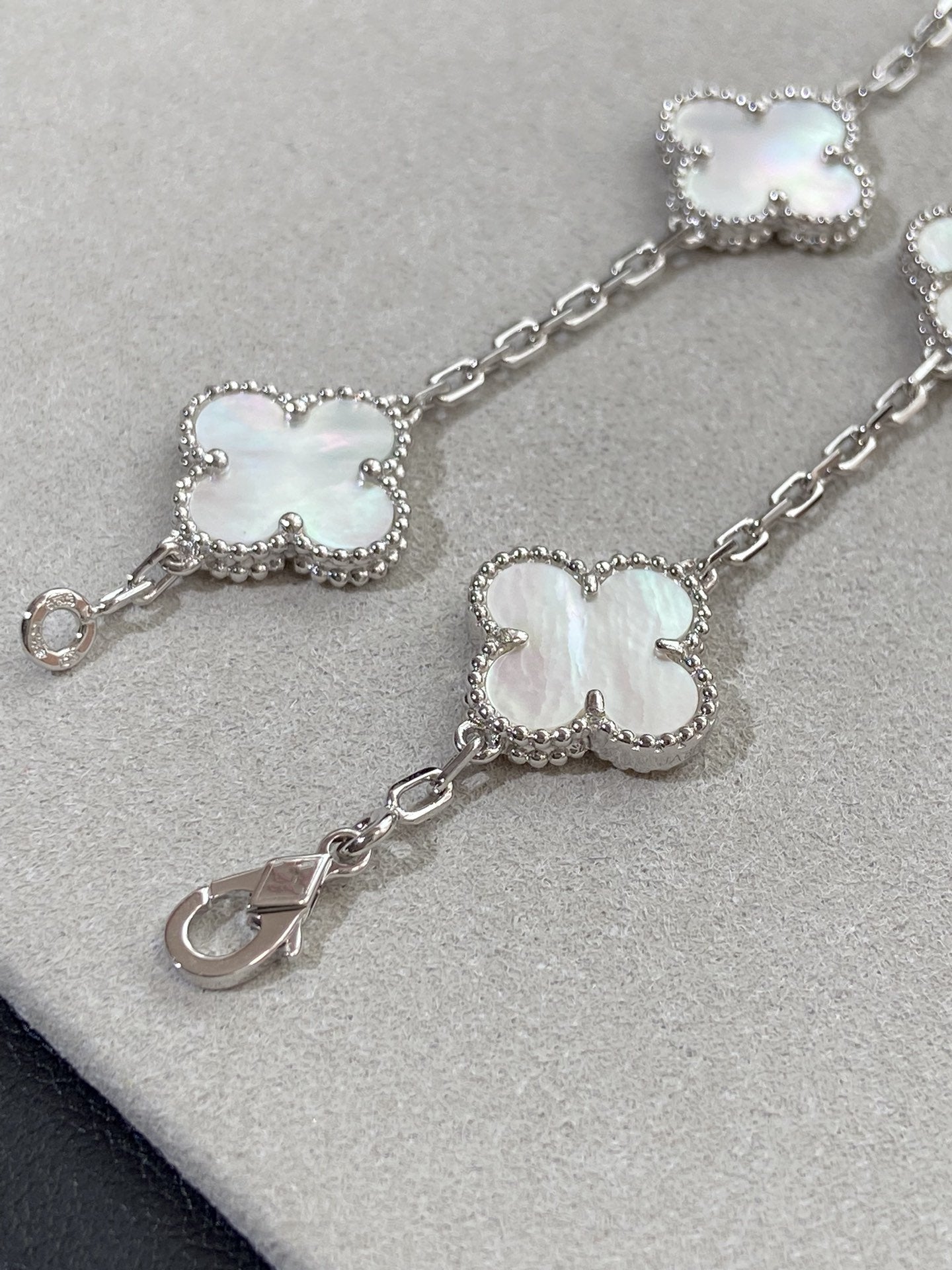 [Glow Jewelry]New CLOVER WHITE PEARL MOP 5 MOTIF BRACELET COLLECTION
