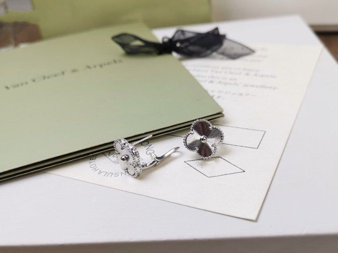 [Glow Jewelry]CLOVER MEDIUM STUD EARRINGS