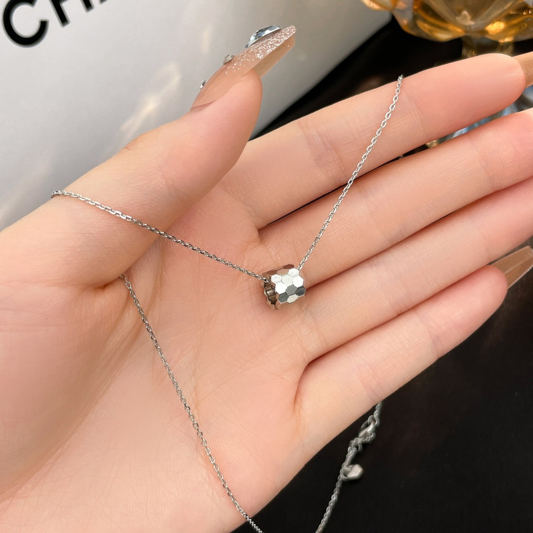¡®Glow Jewelry¡¯BEE MINI NECKLACE