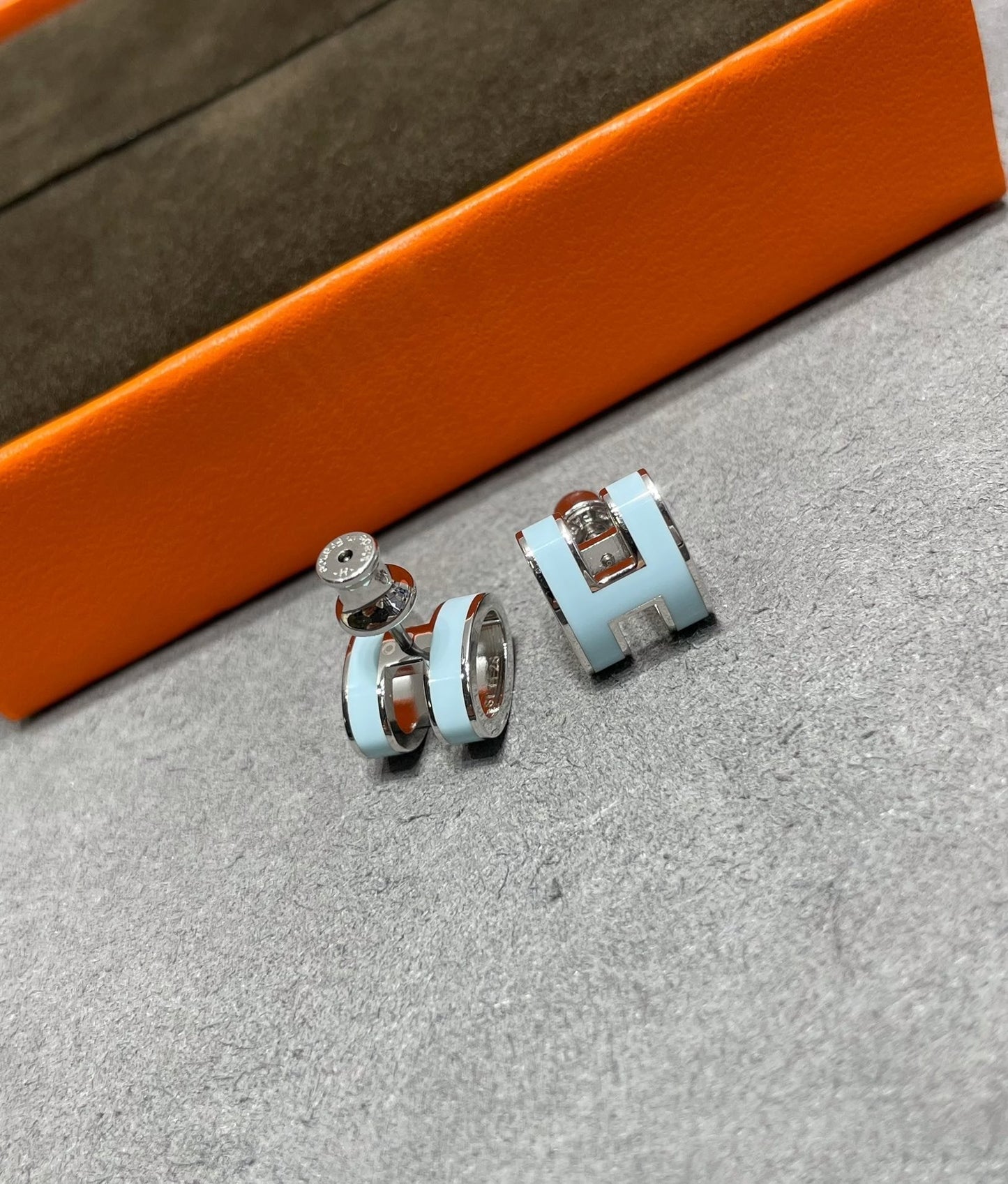 ¡®Glow Jewelry¡¯POP H SKY BLUE STUD EARRINGS