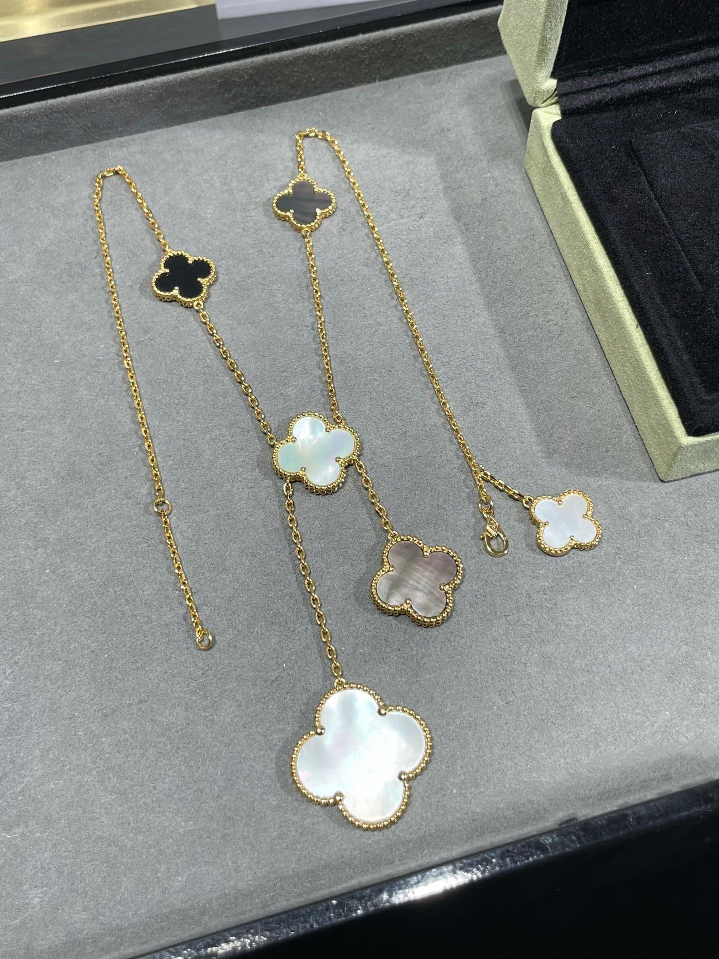 ¡®Glow Jewelry¡¯CLOVER 6 MOTIF MOP ONYX GOLD NECKLACE
