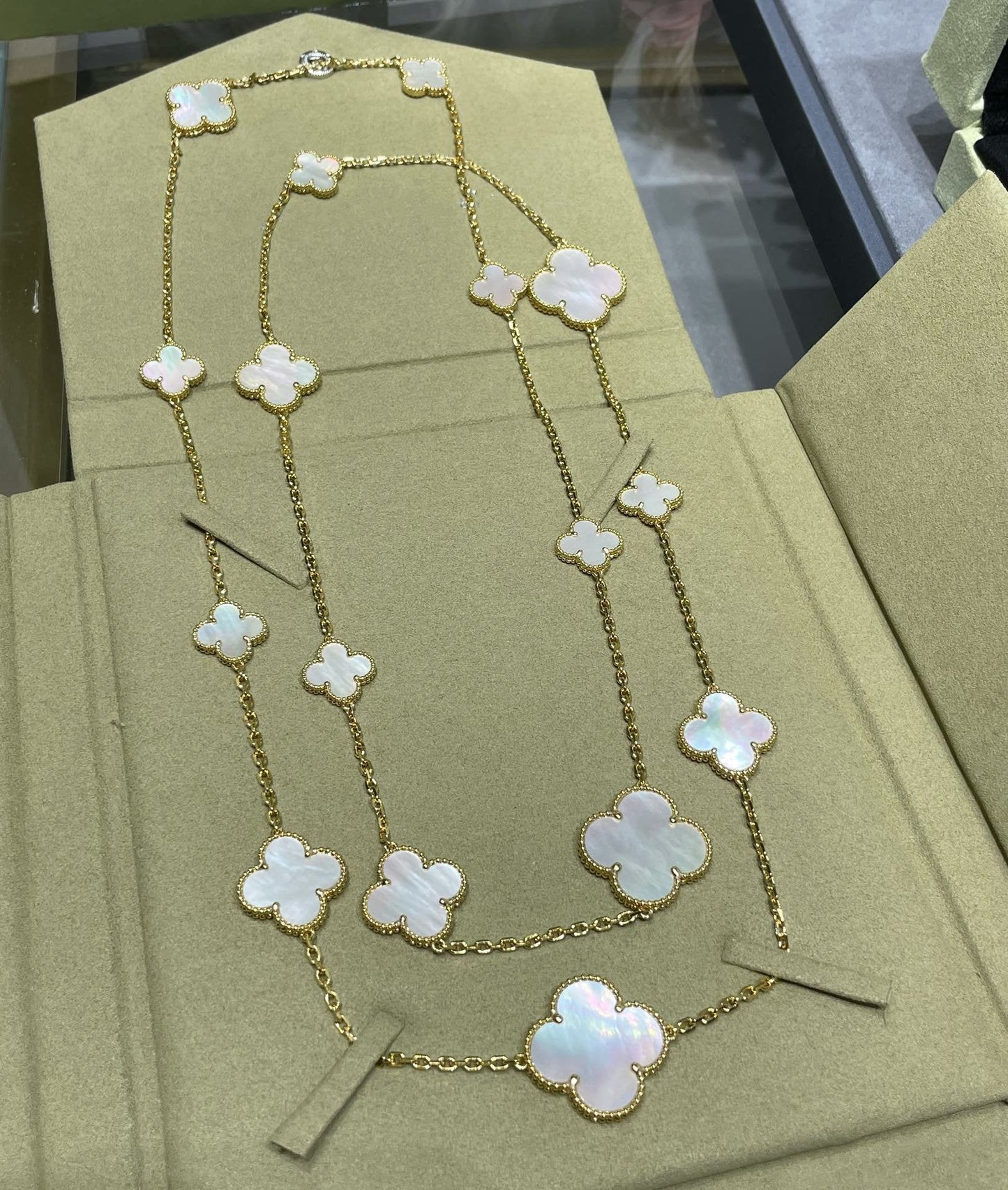 ¡®Glow Jewelry¡¯CLOVER 16 MOTIF WHITE MOP GOLD NECKLACE