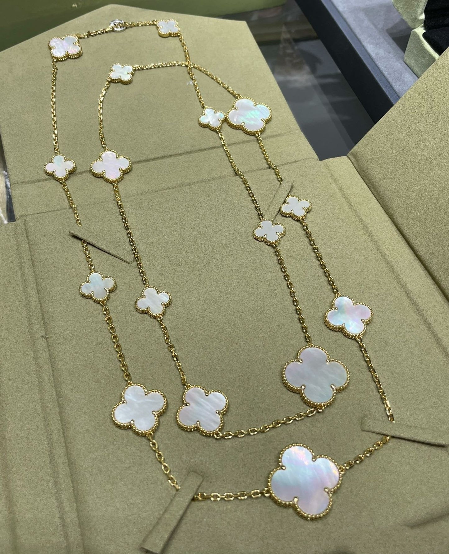 [Glow Jewelry]CLOVER 16 MOTIF WHITE MOP GOLD NECKLACE