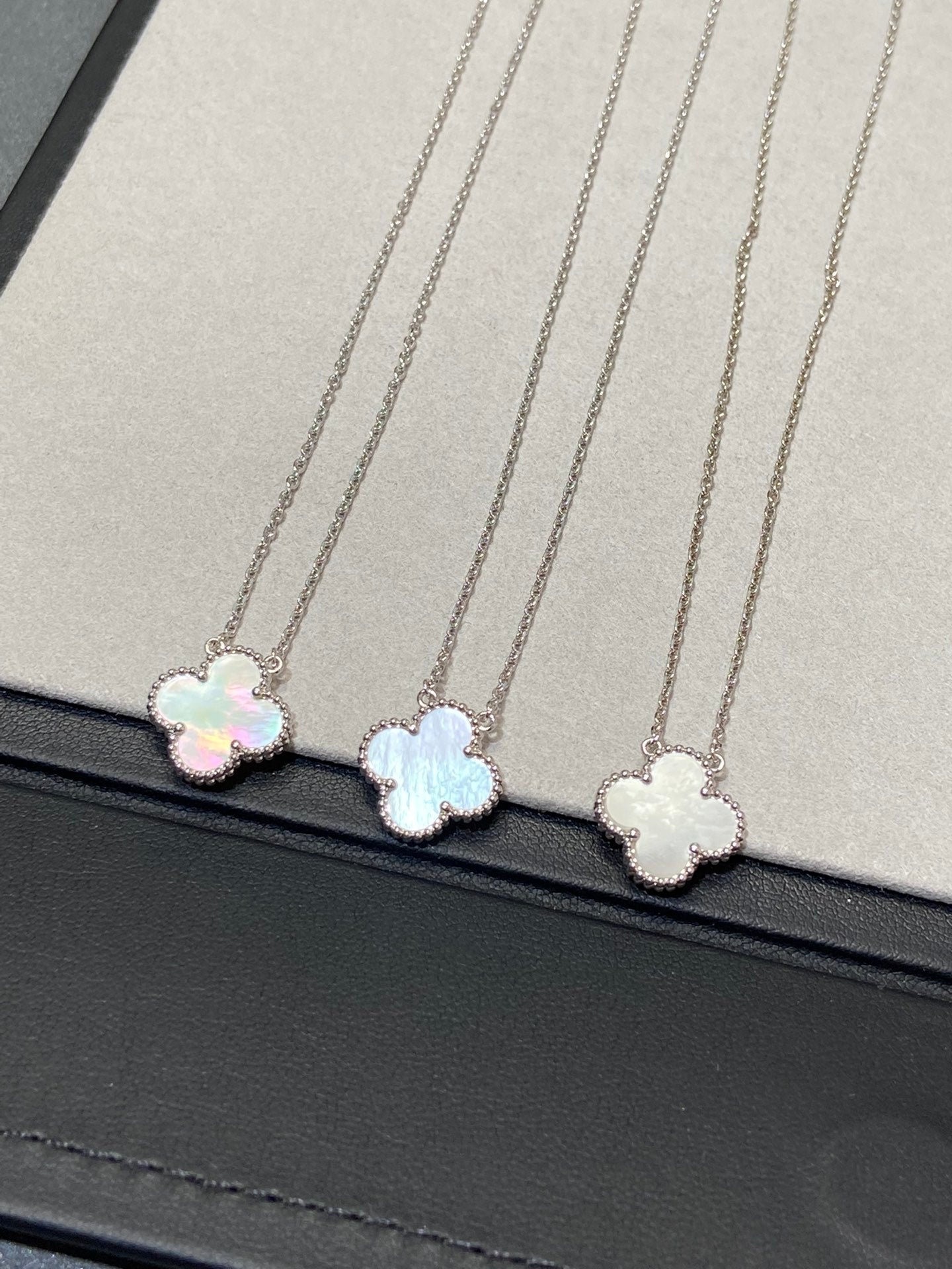 ¡®Glow Jewelry¡¯CLOVER MEDIUM SILVER WHITE MOP NECKLACE