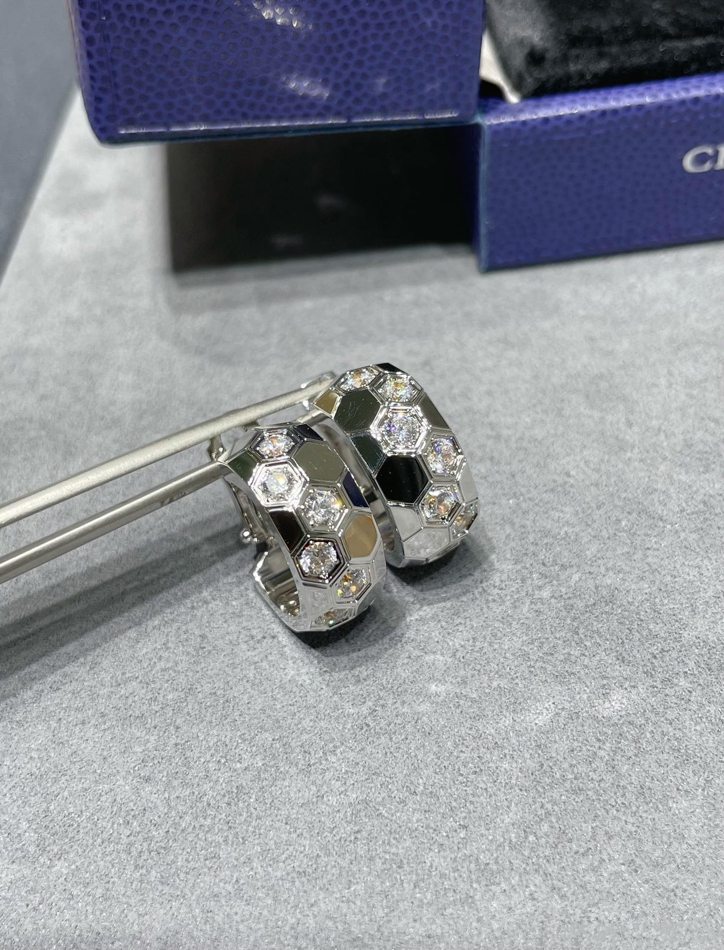 [Glow Jewelry]BEE LOVE DIAMOND HOOP EARRINGS