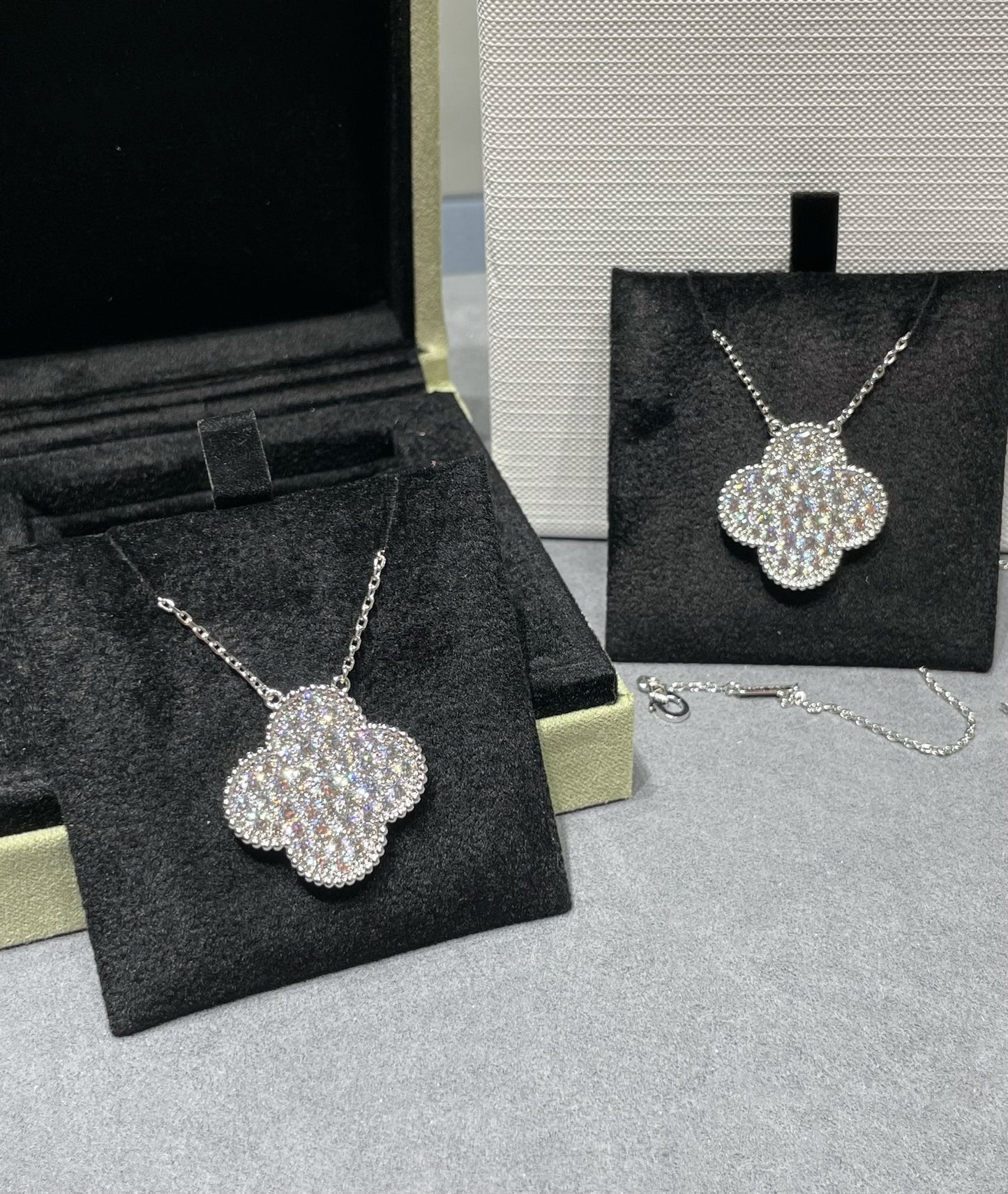 ¡®Glow Jewelry¡¯CLOVER 25MM LARGE PENDANT DIAMOND PAVED SILVER NECKLACE