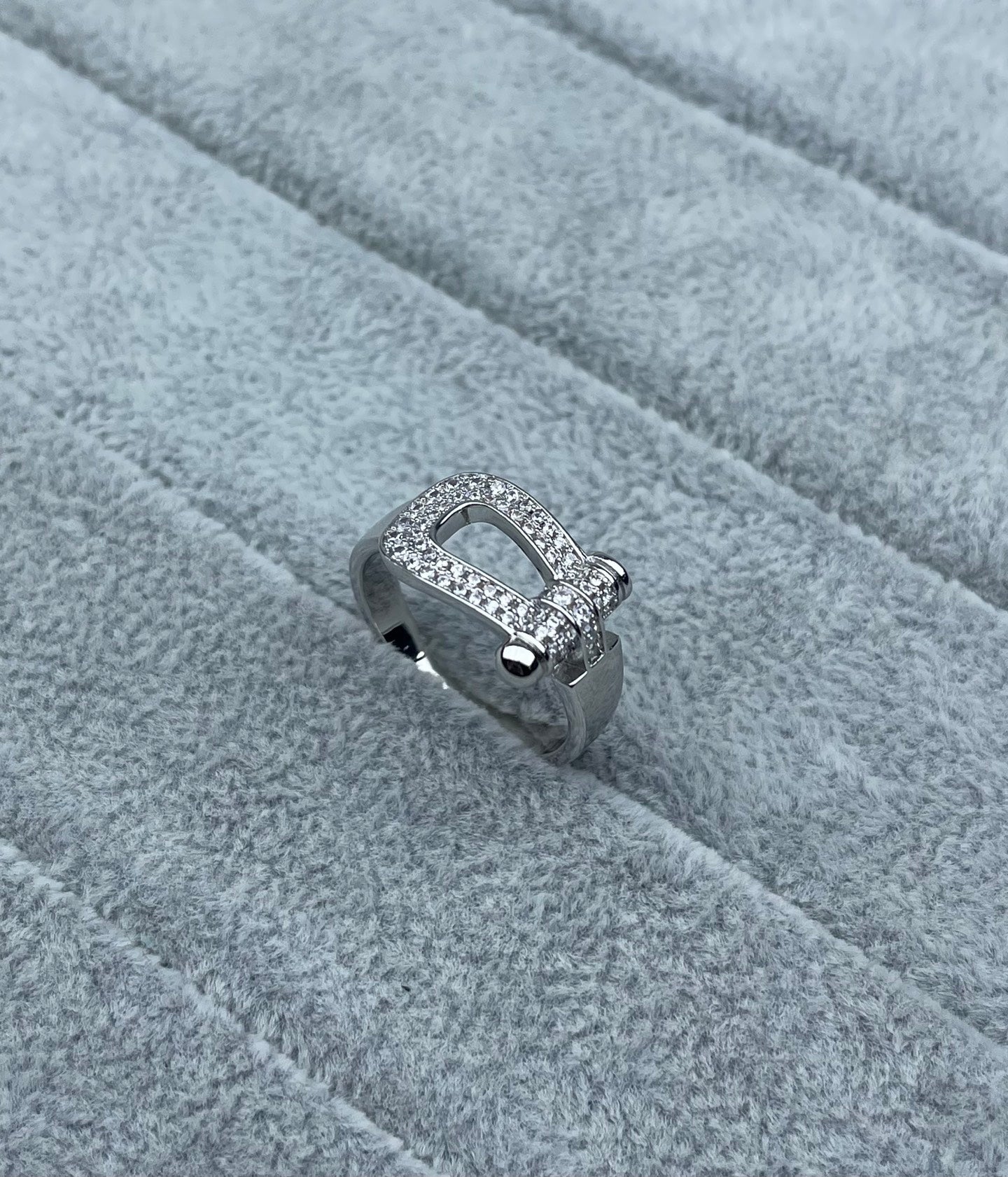 [Glow Jewelry]Wide Hoof-Shaped Diamond-Studded Ring