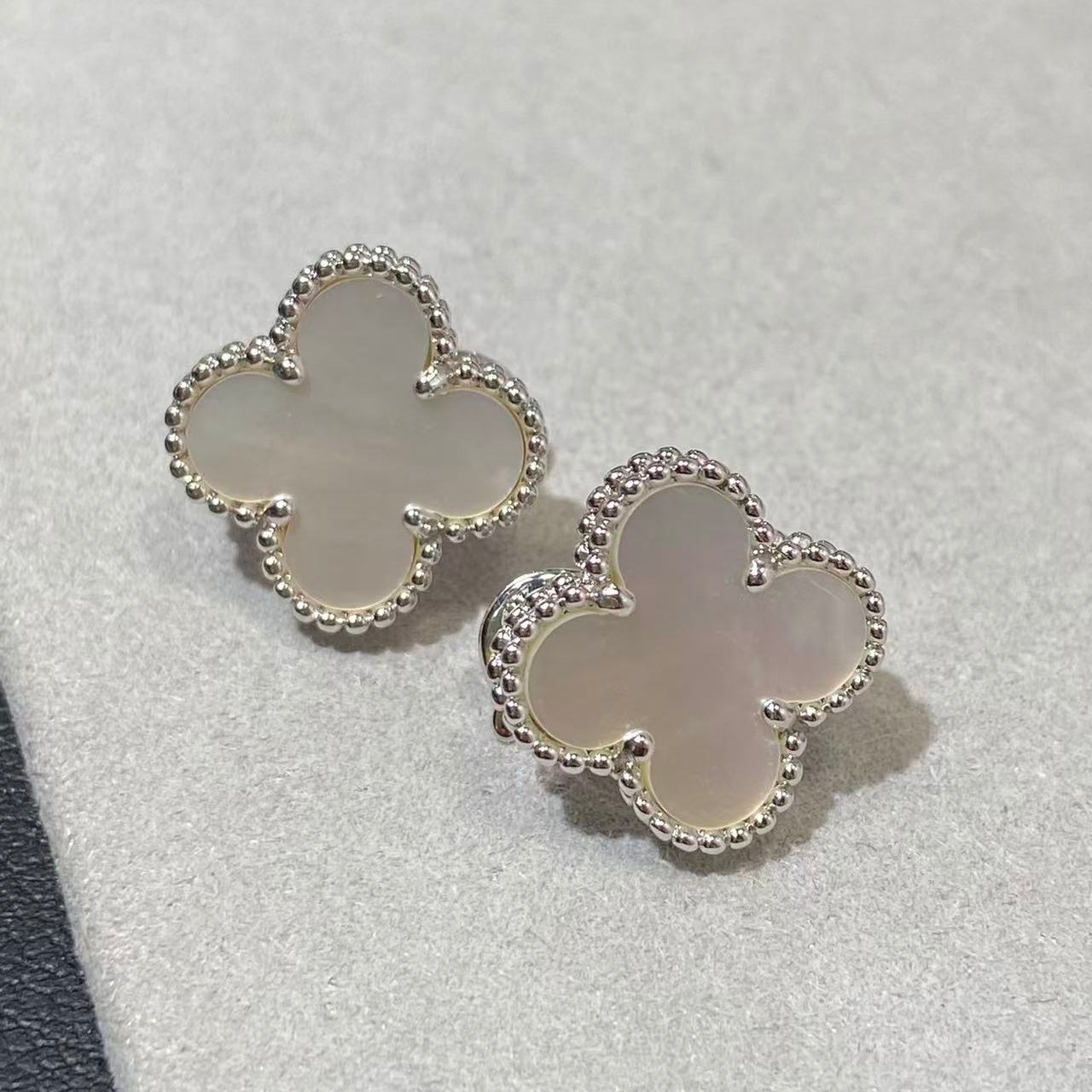 [Glow Jewelry] CLOVER LARGE (20mm) 1 MOTIFS WHITE MOP STUD EARRINGS
