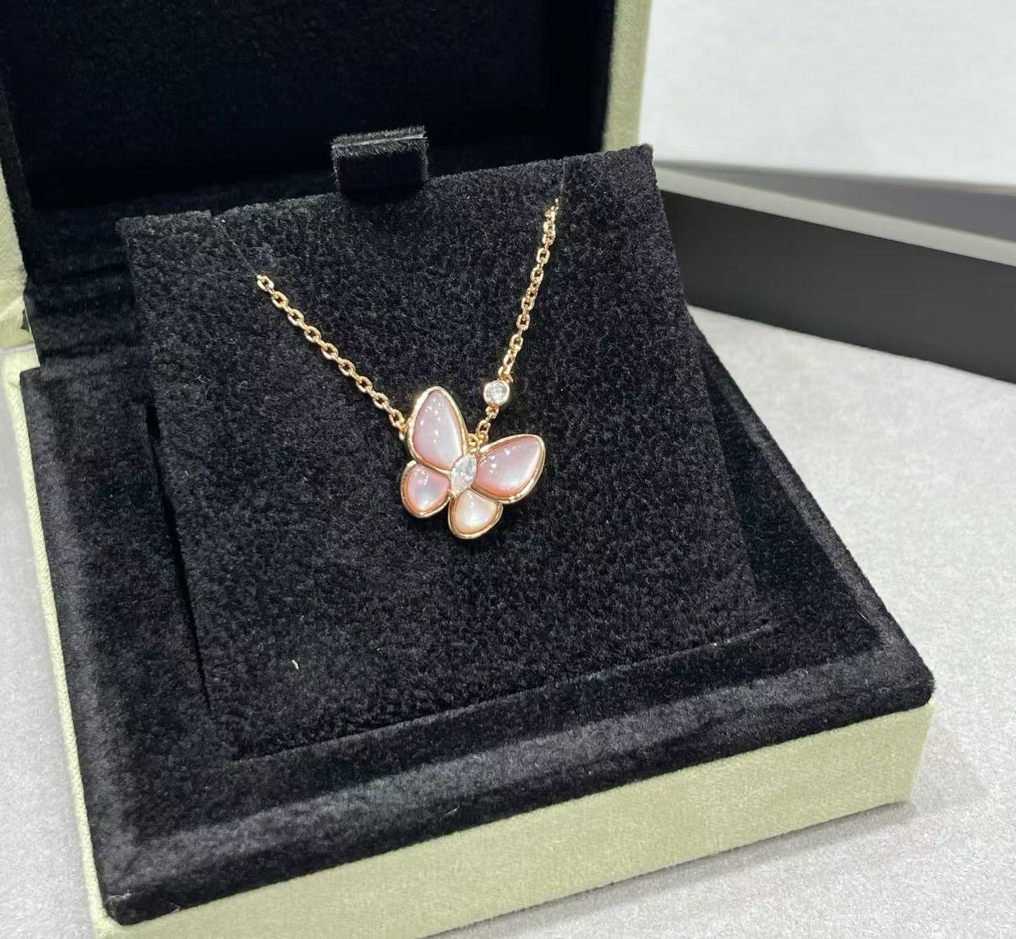 [Glow Jewelry]BUTTERFLY PINK MOTHER-OF-PEARL DIAMOND NECKLACE