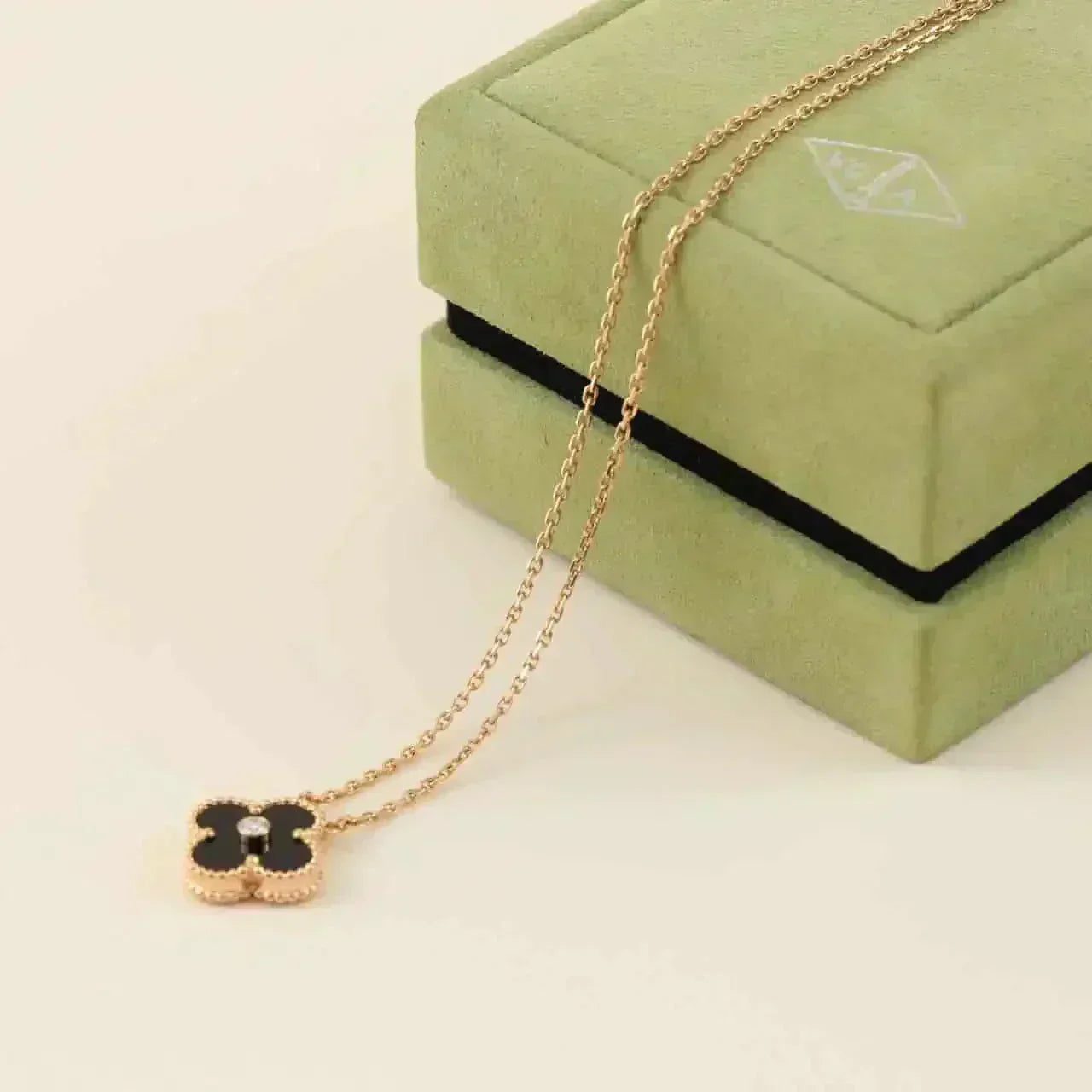 [Glow Jewelry]CLOVER 15MM DIAMOND ONYX NECKLACE