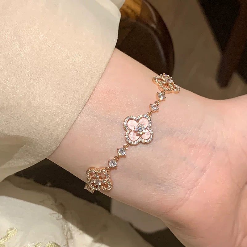 ¡®Glow Jewelry¡¯CLOVER 5 MOTIF PINK BLUE RED WHITE BRACELET