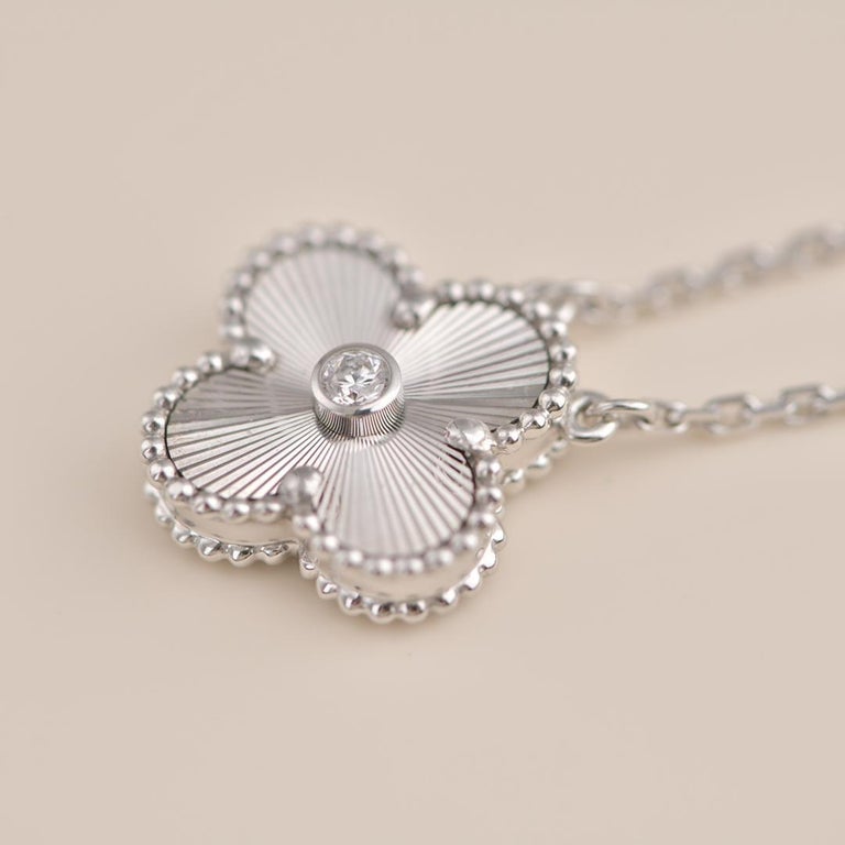 ¡®Glow Jewelry¡¯CLOVER  15MM DIAMOND LASER NECKLACE SILVER