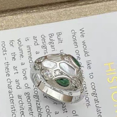 [Glow Jewelry]BRAND NEW ASSORTED SNAKE HEAD MOTHER OF PEARL RINGS