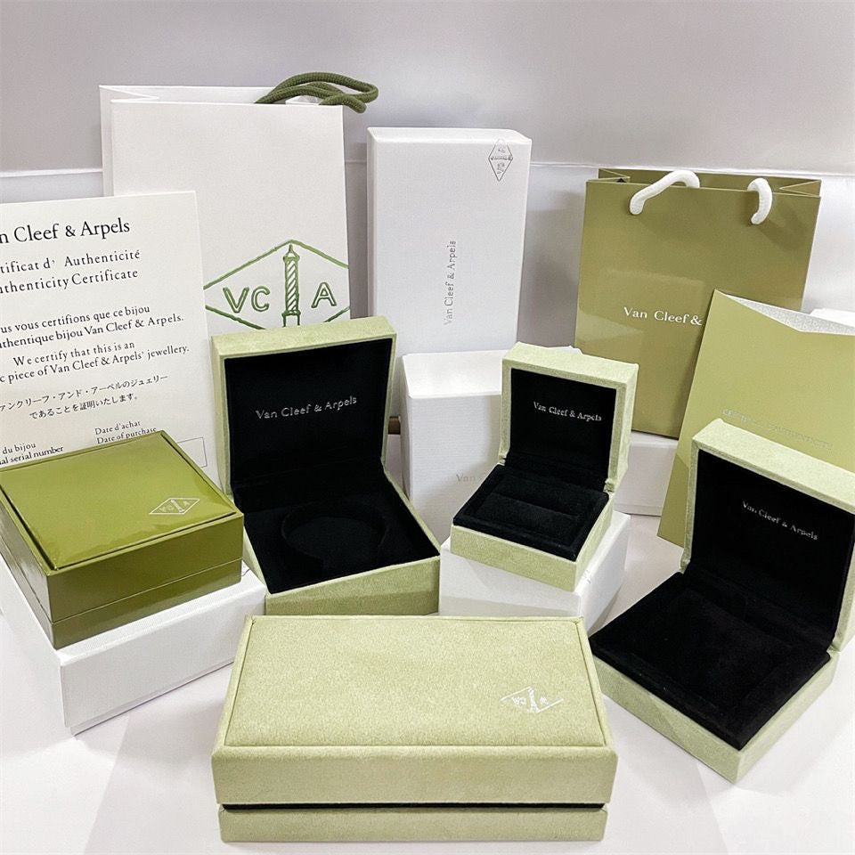 ¡®Glow Jewelry¡¯VA CLOVER BRACELET NECKLACE RING BOX GIFT BAG