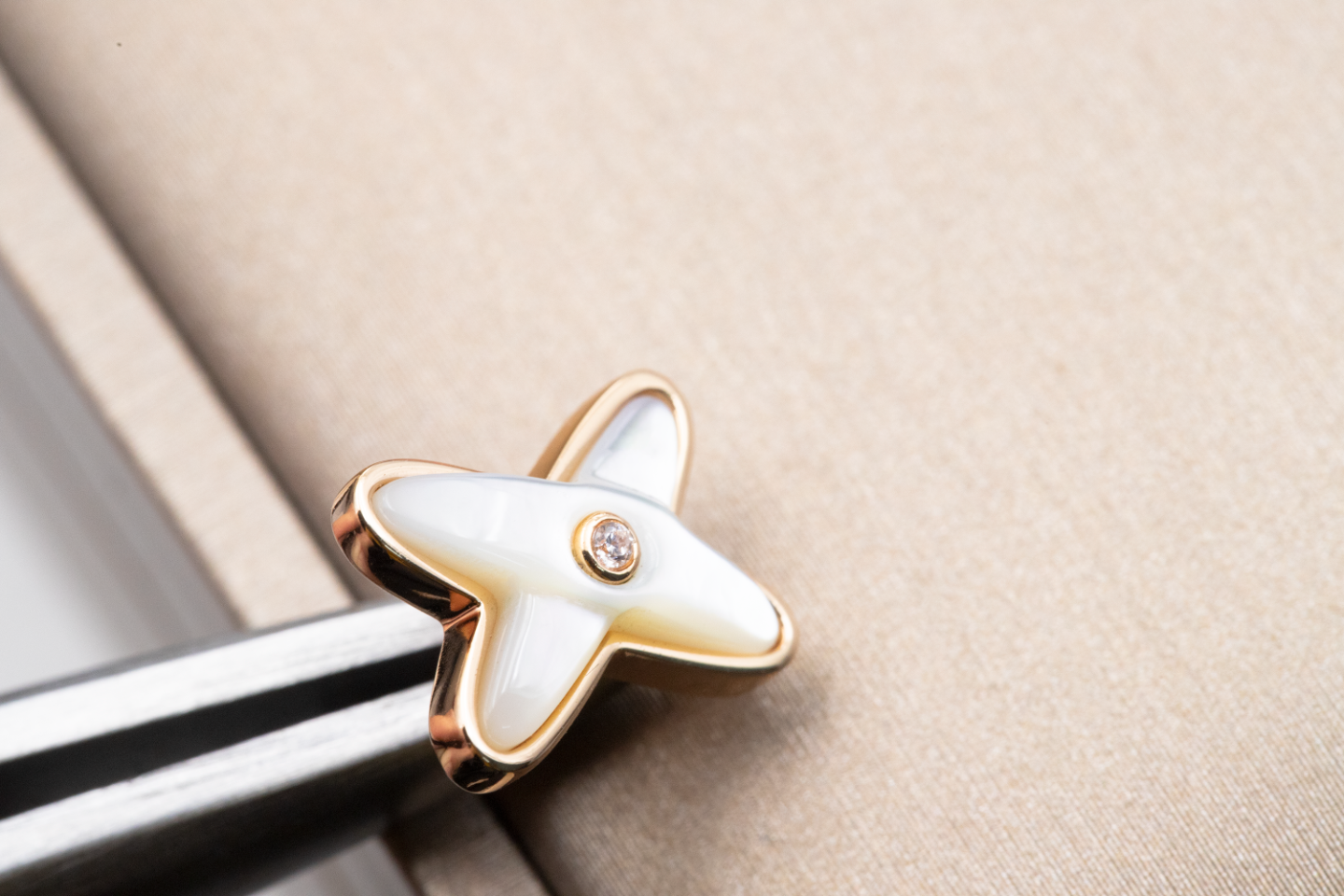 [Glow Jewelry]JEUX DE WHITE MOP PINK GOLD DIAMOND EARRINGS