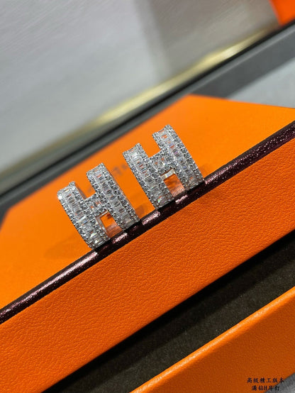 [Glow Jewelry]H STUD EARRINGS WITH SILVER DIAMONDS
