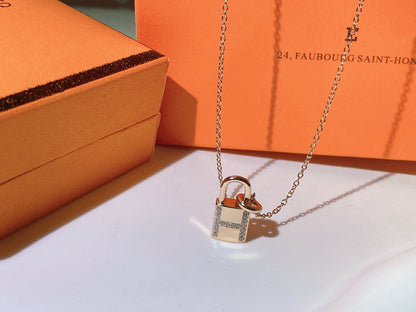 [Glow Jewelry]HM ADVANCED NICHE LOCK HEAD NECKLACE DIAMONDS