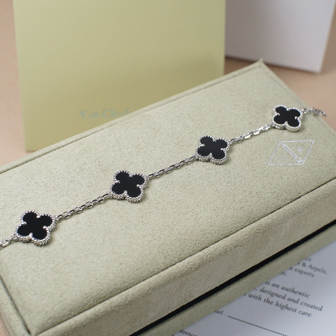 [Glow Jewelry]New CLOVER 5 MOTIF ONYXS BRACELET COLLECTION