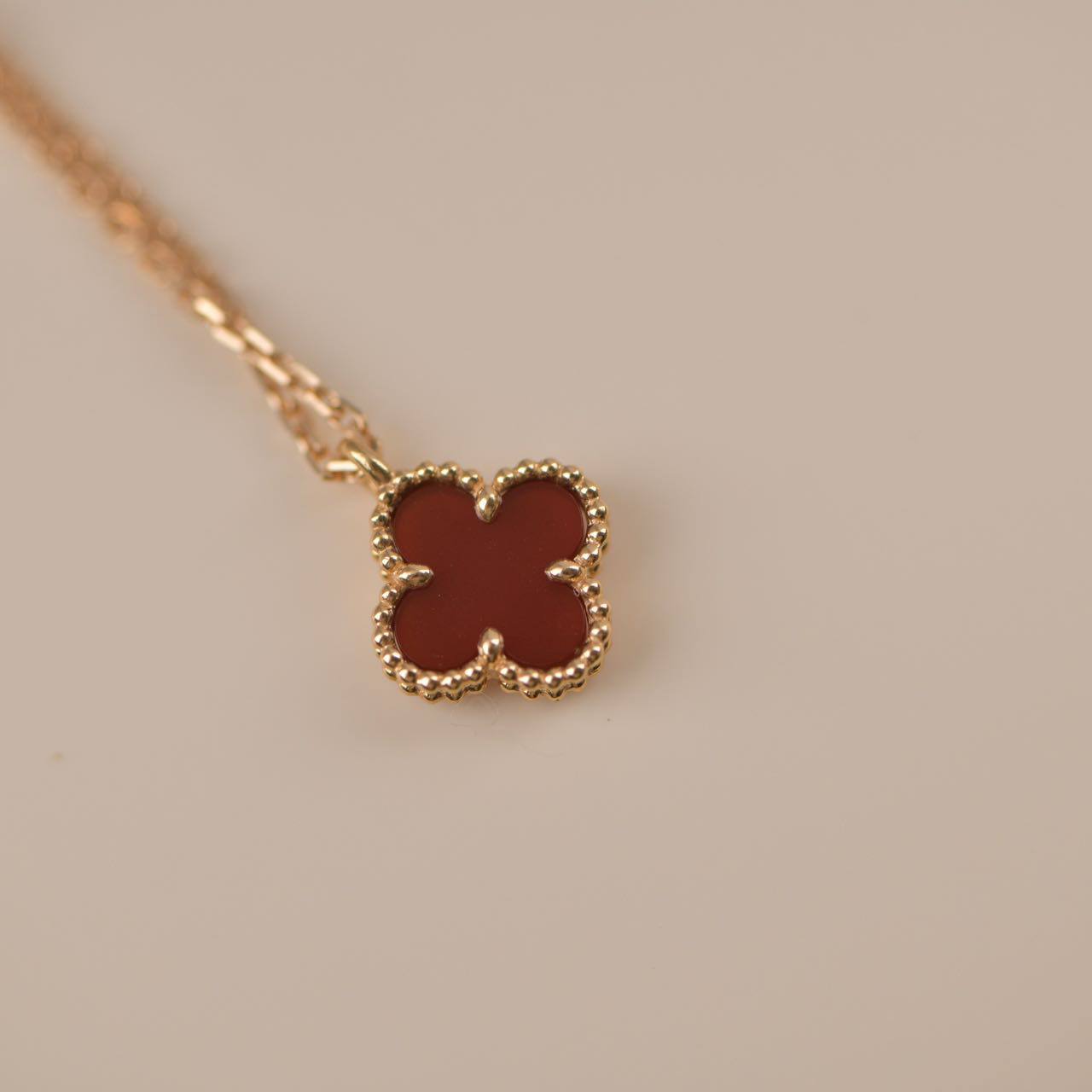 ¡®Glow Jewelry¡¯CLOVER MINI 9.5MM WHITE CARNELIANS NECKLACE